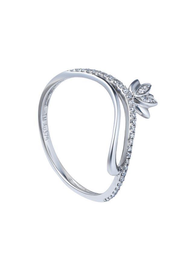 TOMEI Petal Flower Diamond Ring, White Gold 375 Fashion